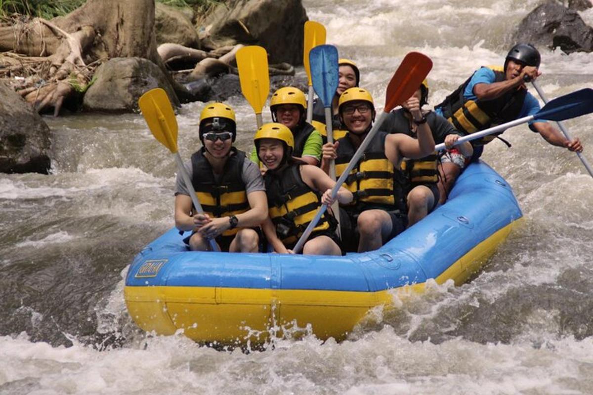 eine Gruppe von Menschen in einem Floß auf einem Fluss