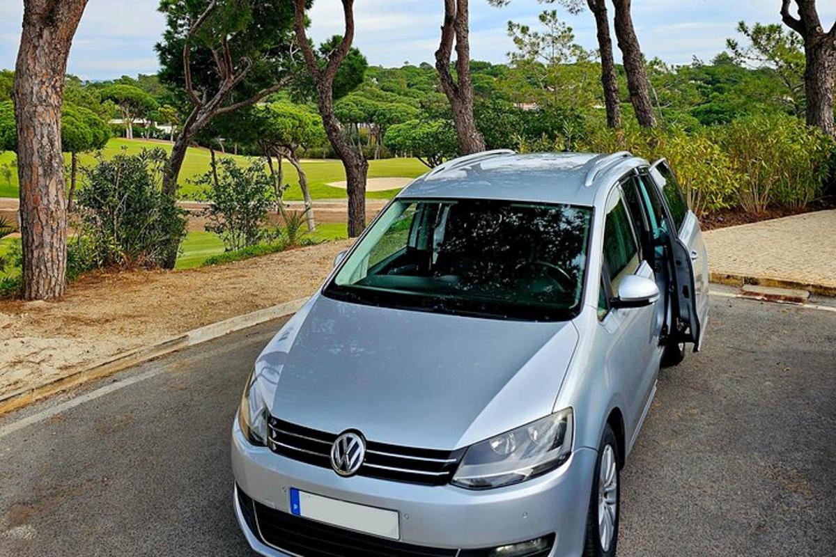 bílé auto zaparkované na kraji silnice