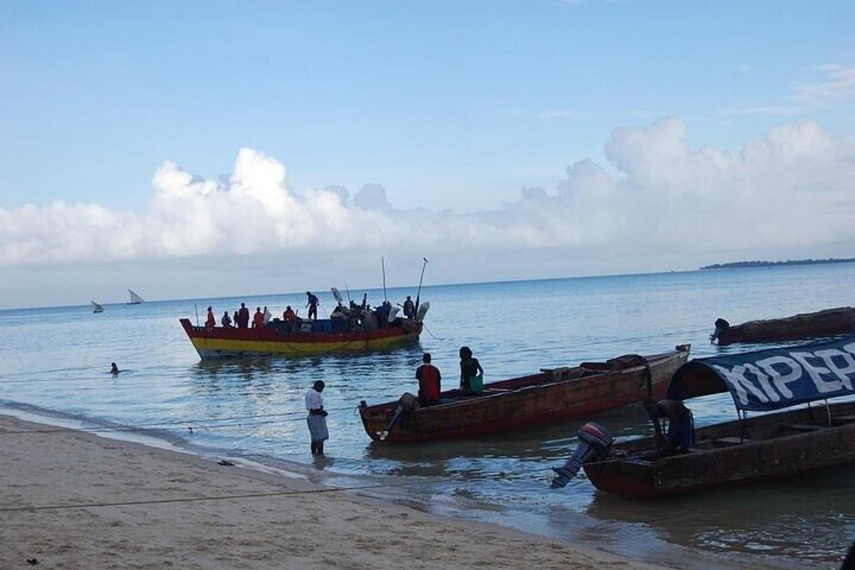 un grupo de personas en un barco en la playa
