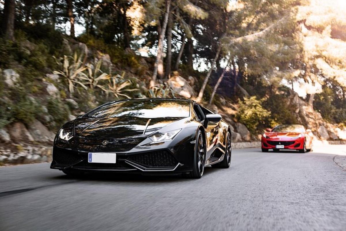 must lamborghini ja punane auto teel