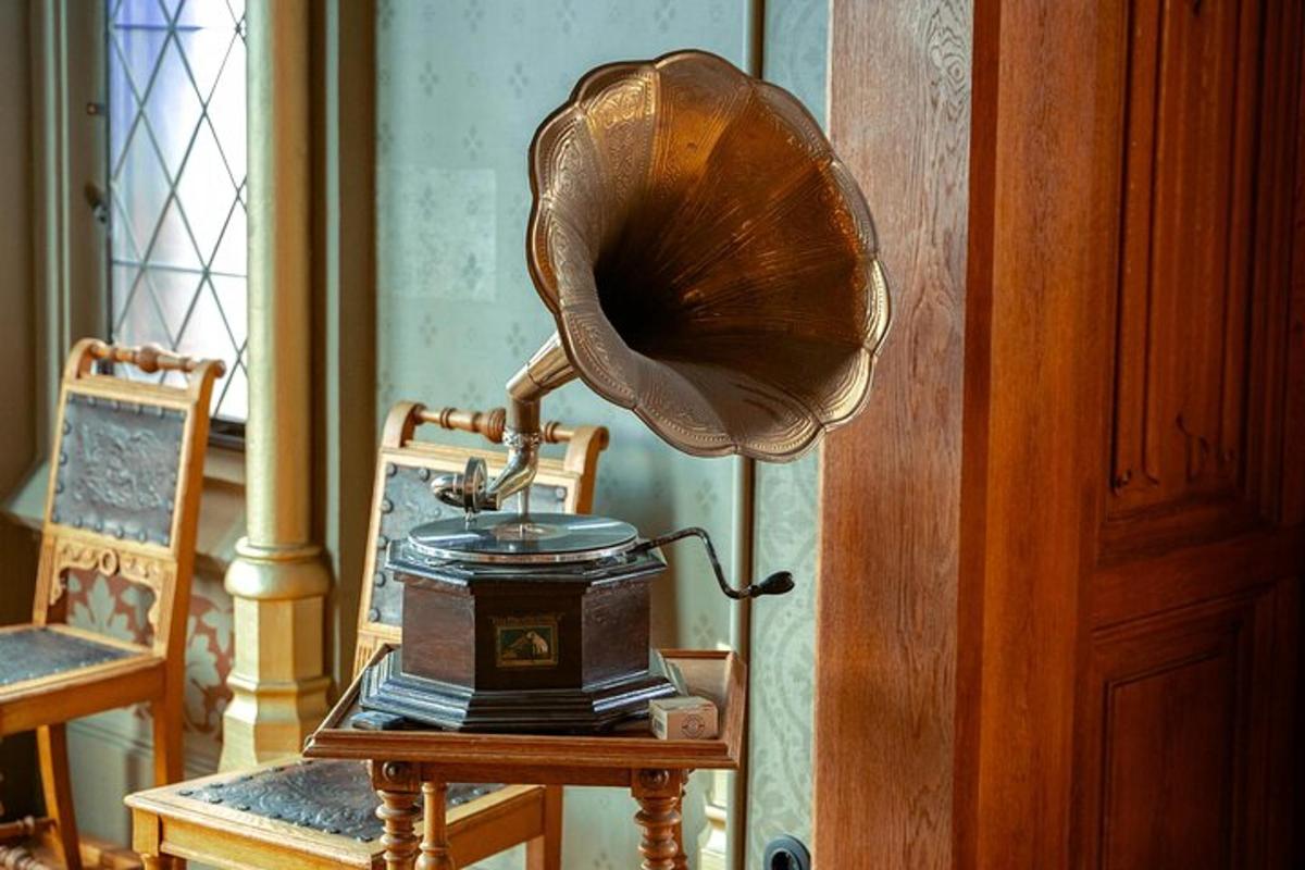un cappello appoggiato su un tavolo accanto a una sedia
