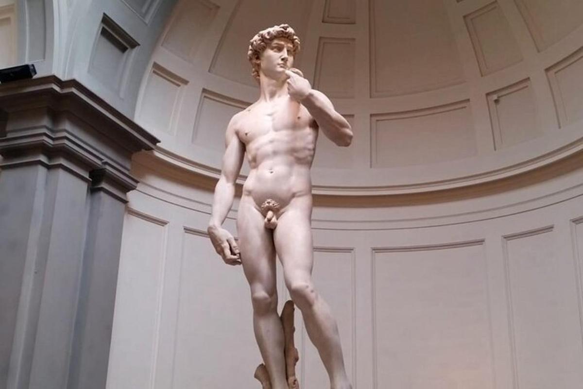 eine Statue eines Mannes, der in einem Gebäude steht