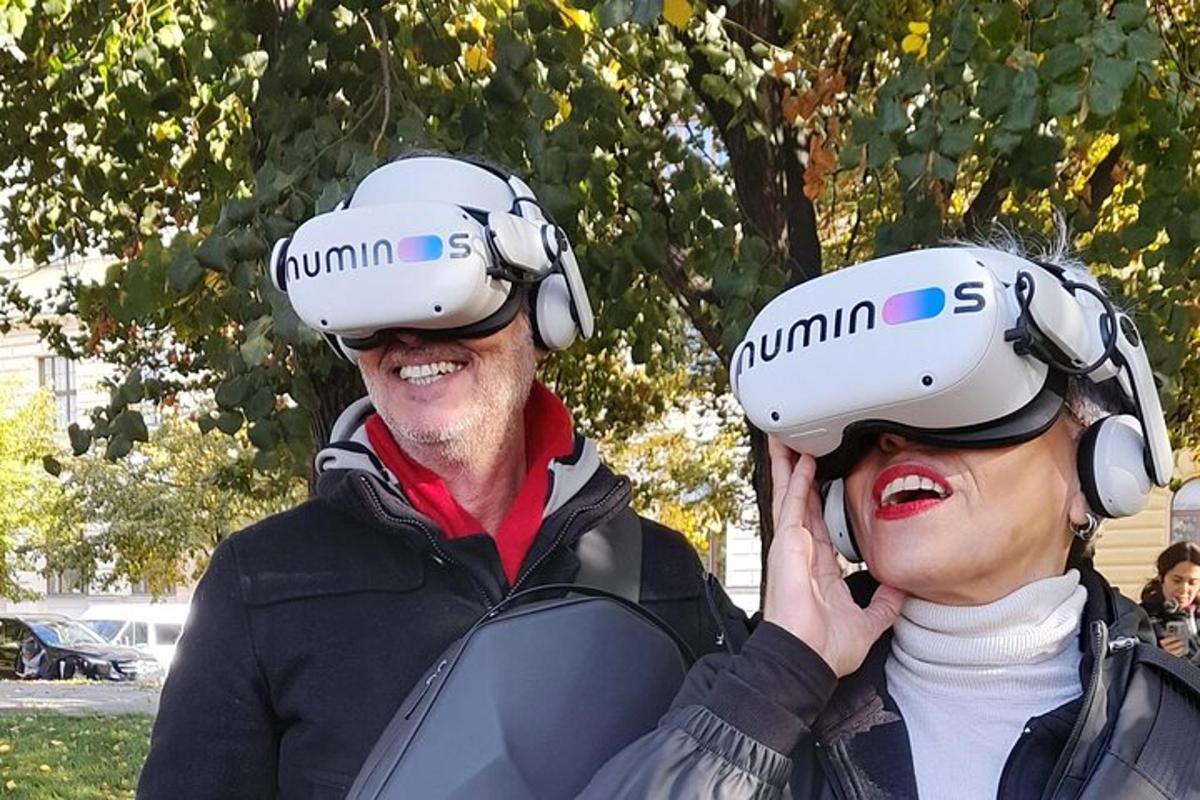 moški in ženska, ki nosita čelade za virtualno resničnost