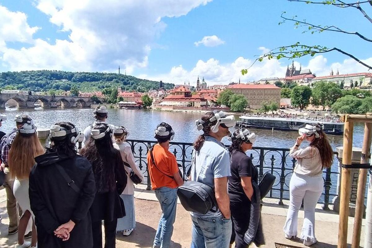 un gruppo di persone in piedi su un ponte che domina un fiume