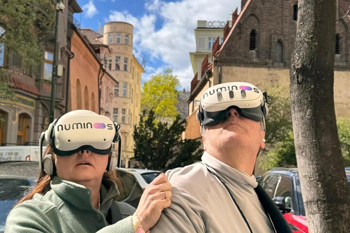 un uomo e una donna che indossano occhiali per realtà virtuale