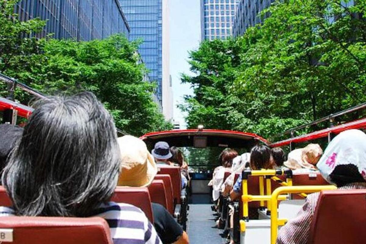 skupina lidí jedoucích v autobuse