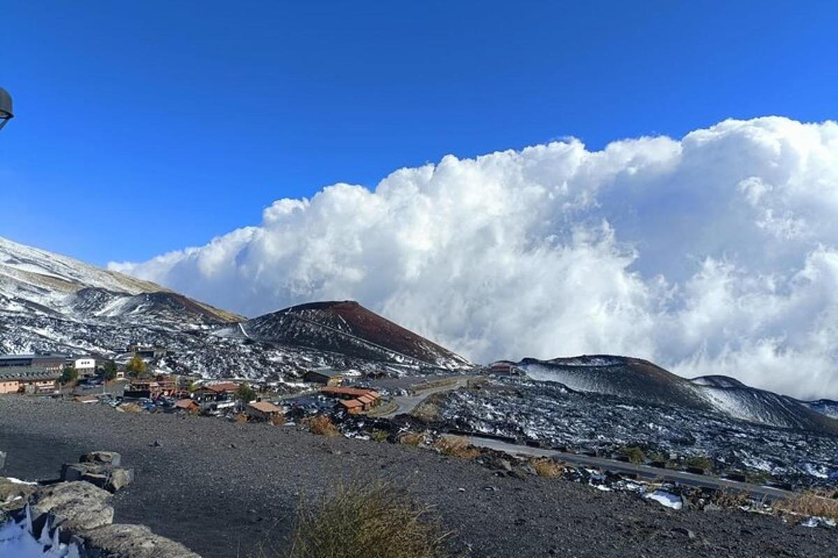 majhno mesto na zasneženi gori z oblaki na nebu