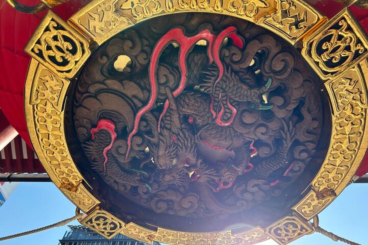 isang plorera na may nakapinta na dragon