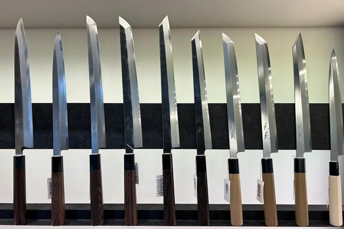 un tas de couteaux sont alignés les uns à côté des autres