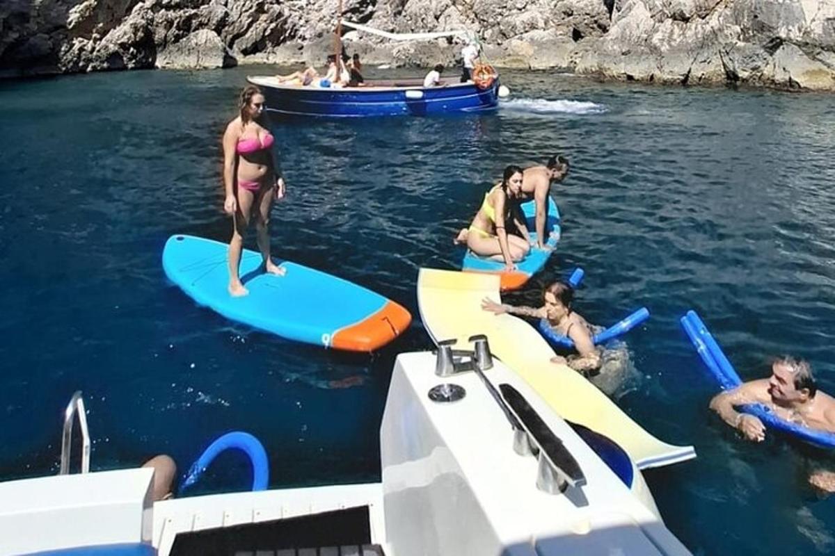 skupina lidí na surfových prknech ve vodě