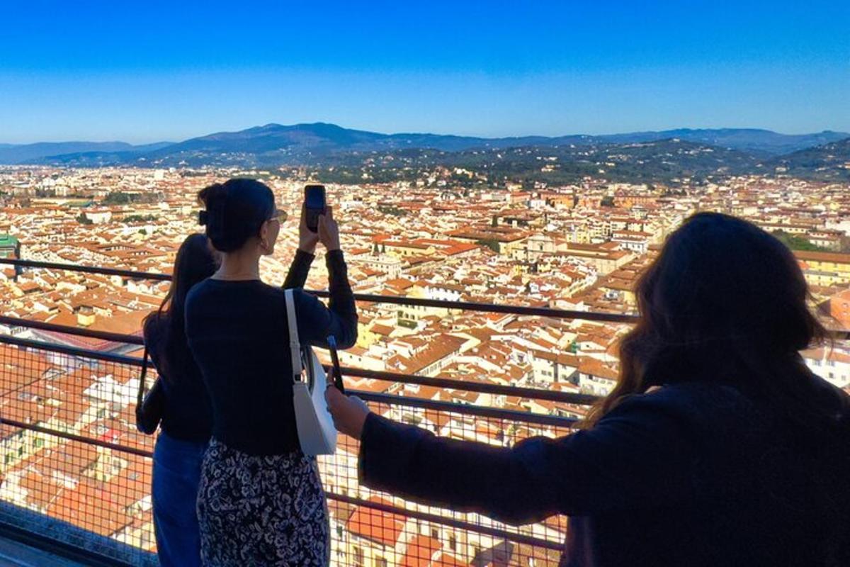 două femei care fotografiază un oraș cu telefoanele mobile