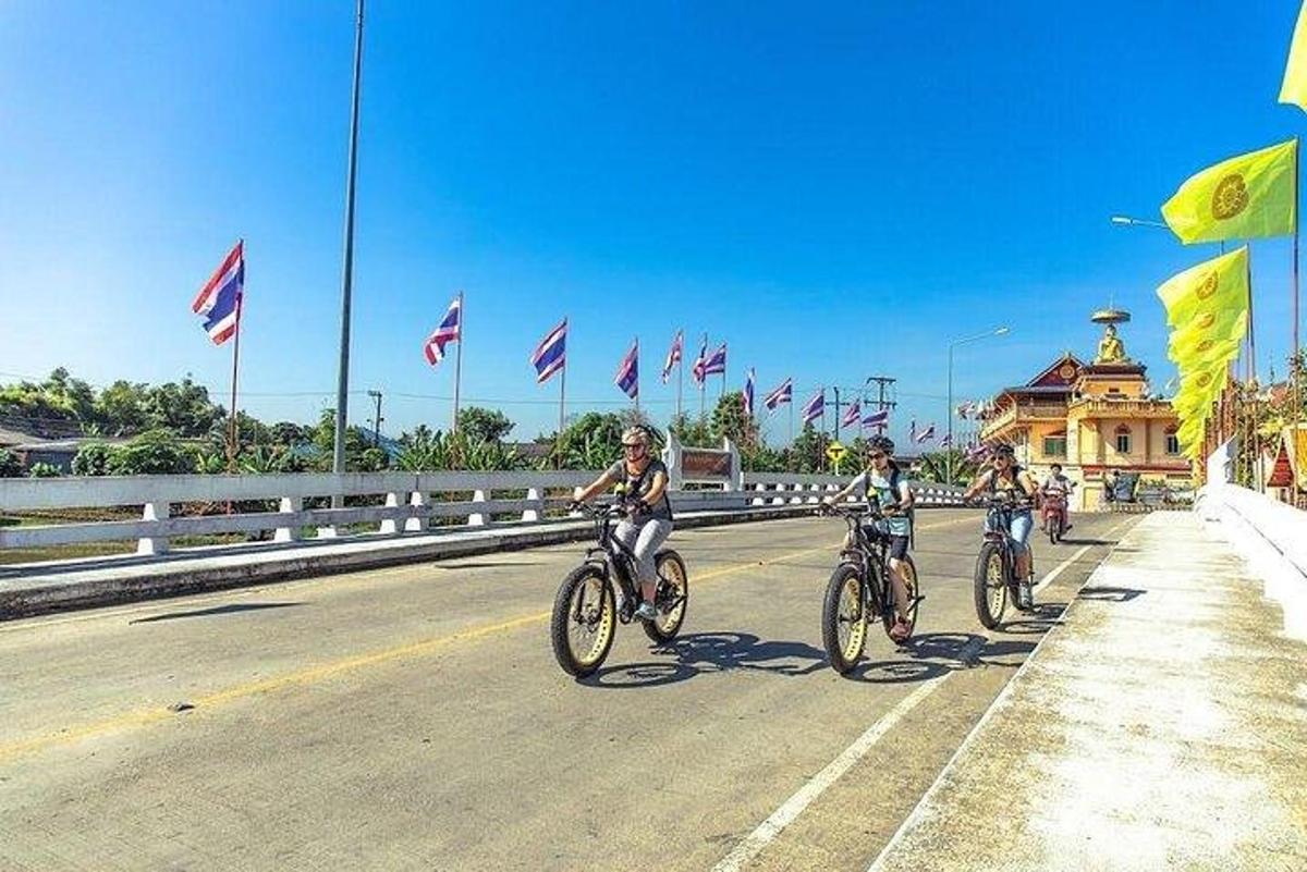 un gruppo di persone in bicicletta su un ponte