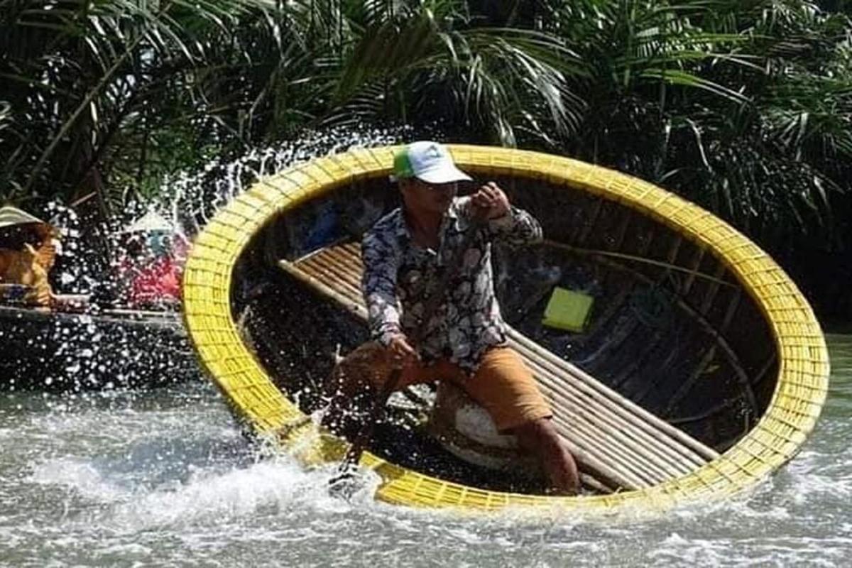 um homem sentado em um barco na água
