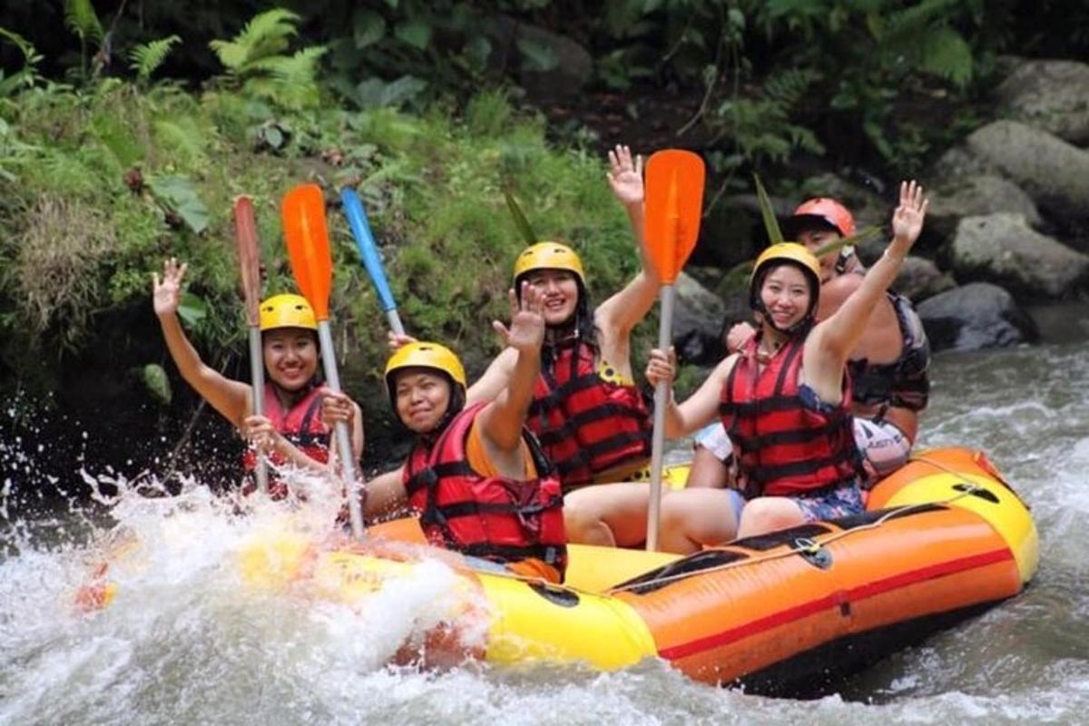 sekumpulan orang dalam rakit di sungai