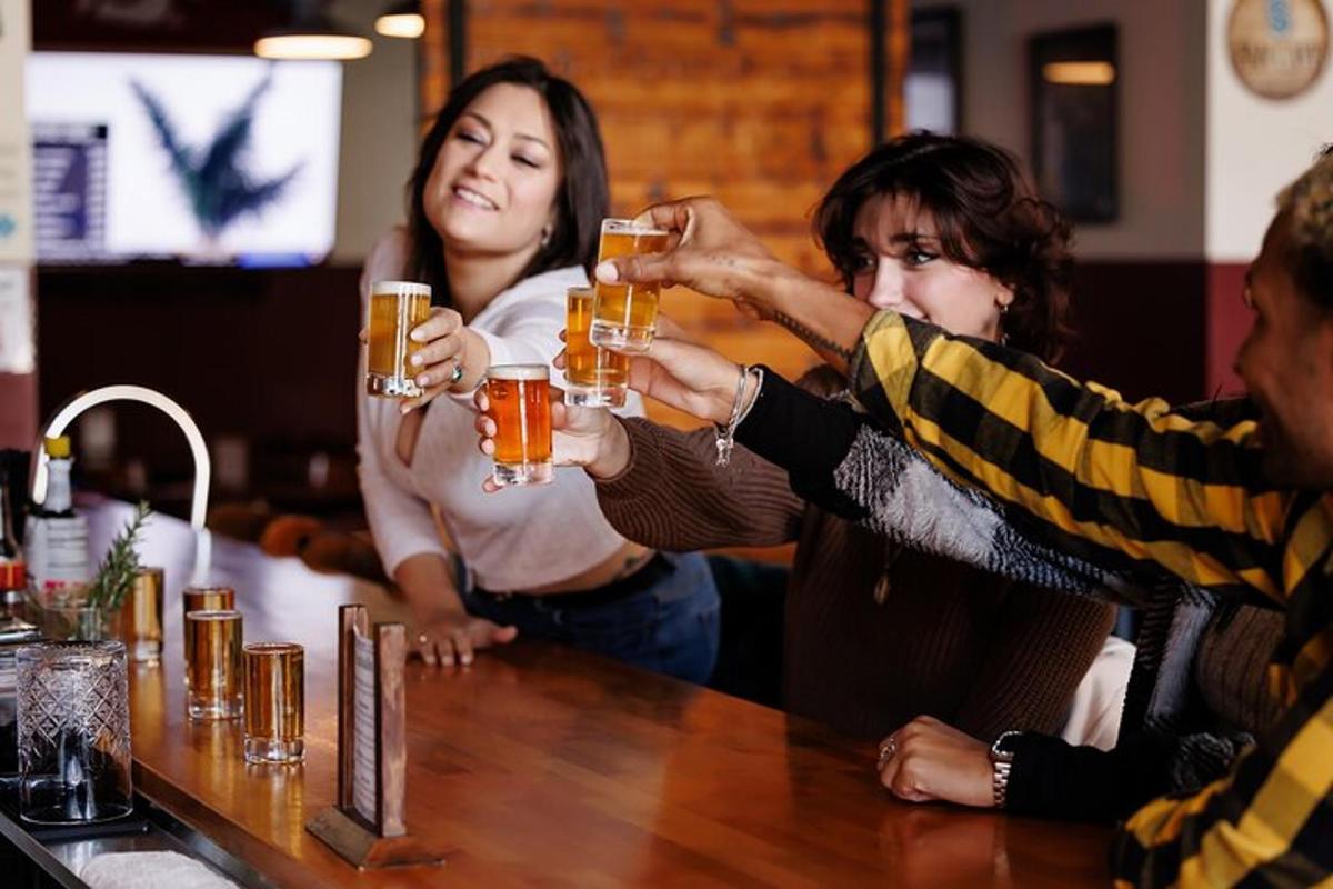 skupina lidí pijících pivo v baru