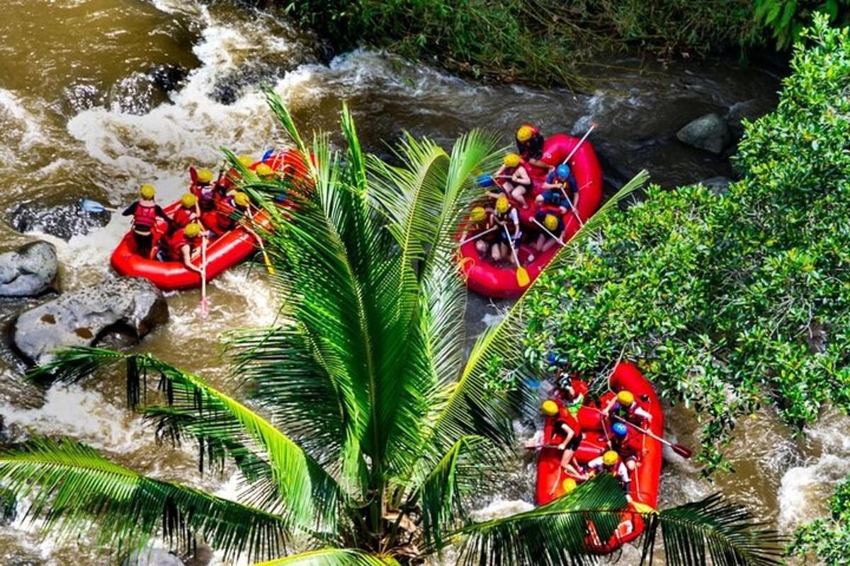 sekumpulan orang dalam rakit merah di sungai