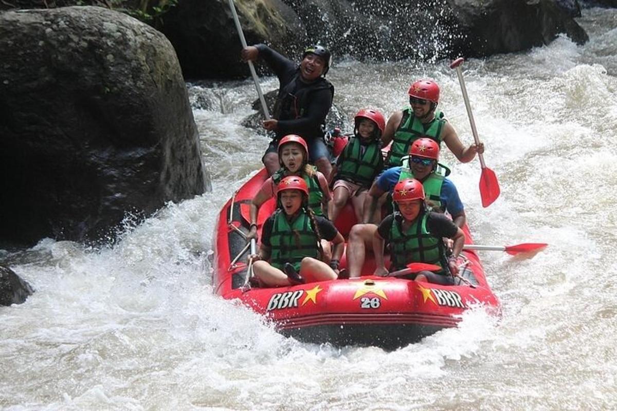 sekumpulan orang dalam rakit di sungai