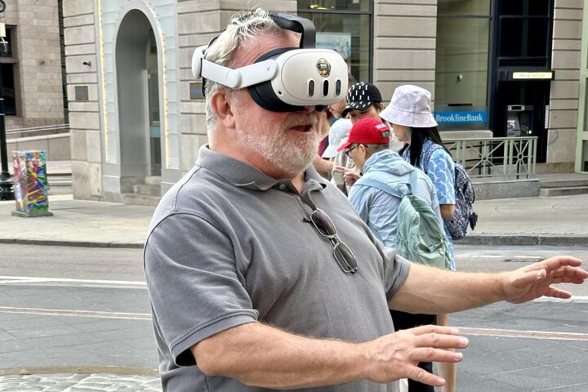 mies virtuaalitodellisuuslaseja käyttävänä kaupungin kadulla