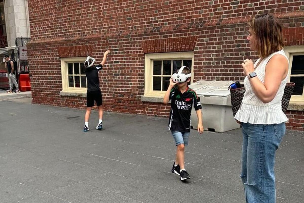kaksi lasta leikkii jalkapallot päässään