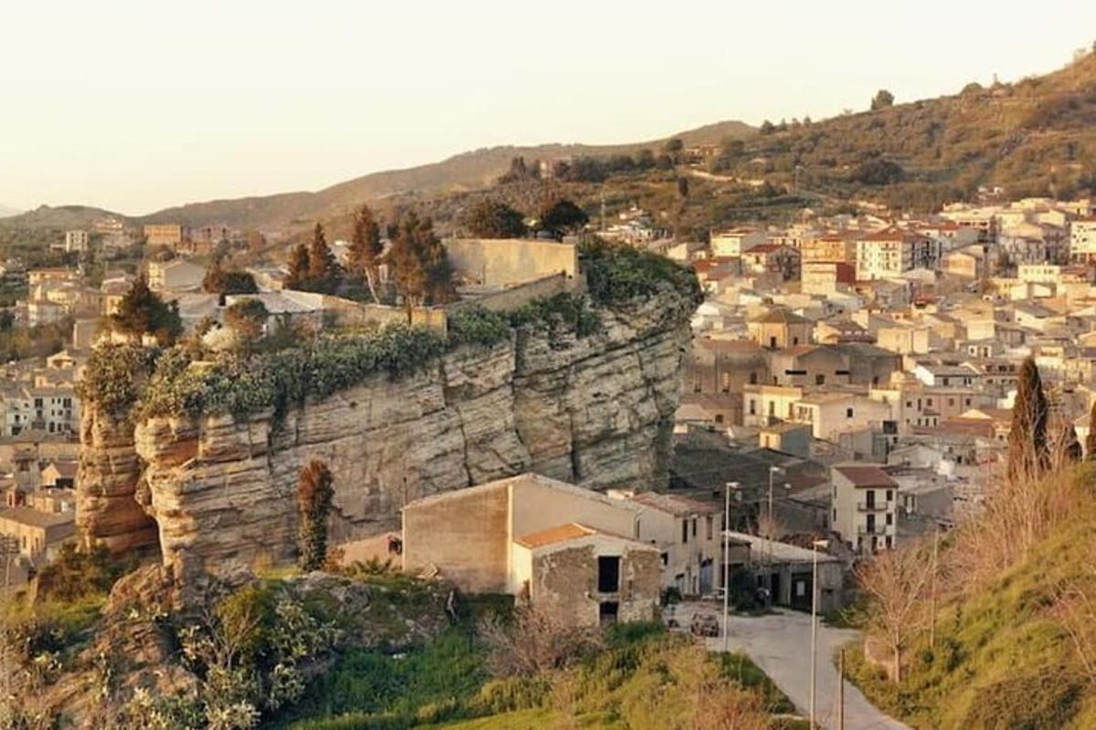 una vista di una città con una montagna