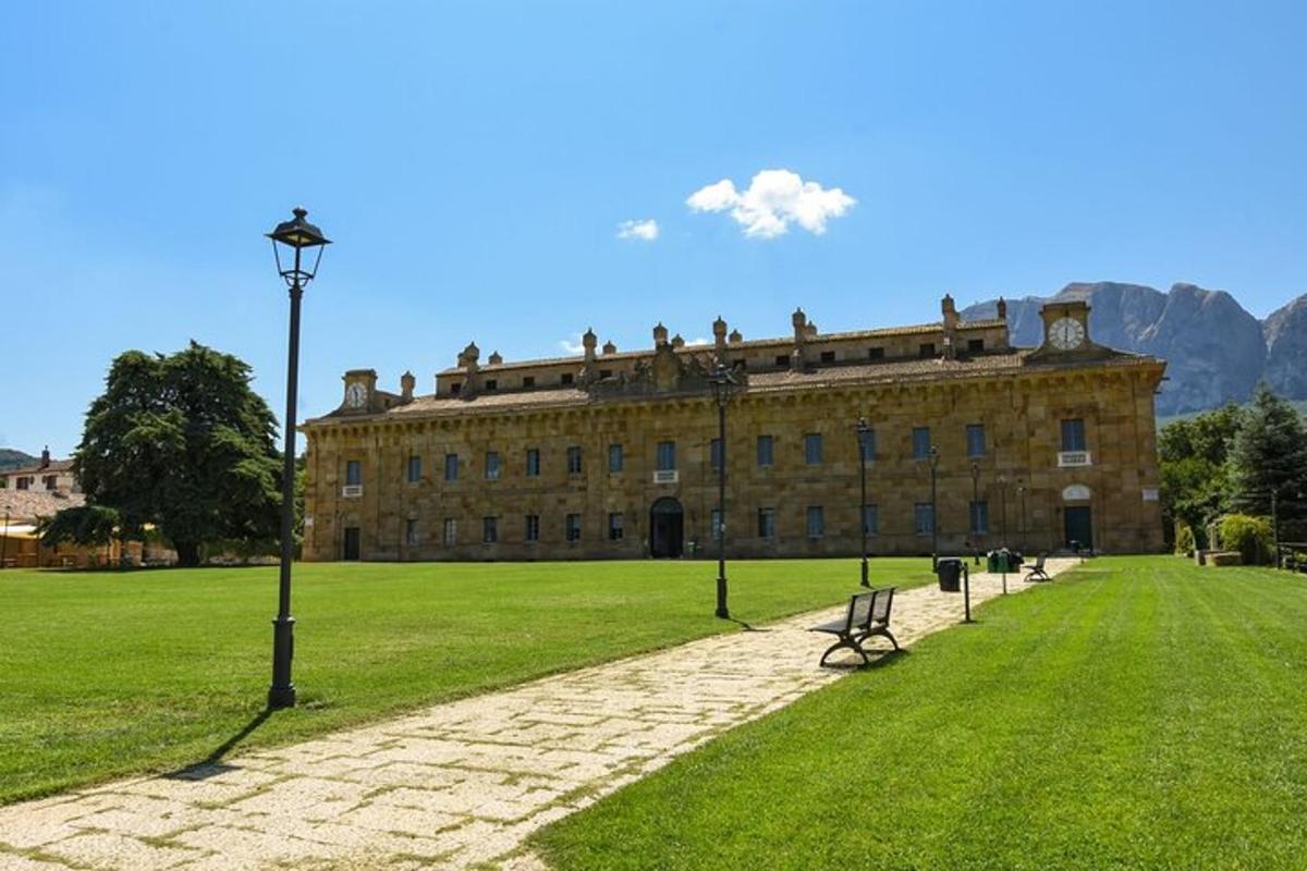 un grande edificio con persone sedute in cima