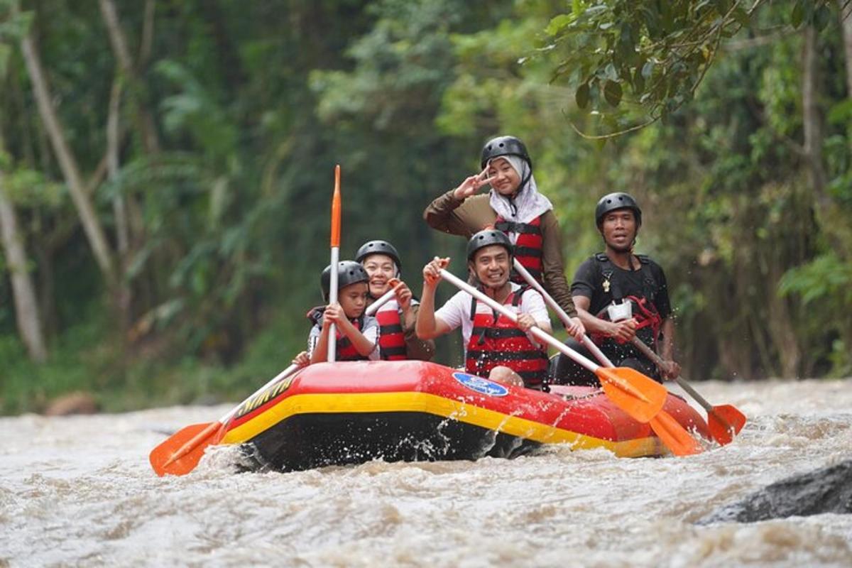 un gruppo di persone sta facendo rafting su un fiume