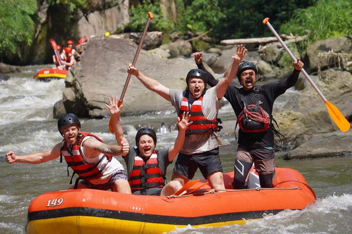 un gruppo di persone su una zattera su un fiume