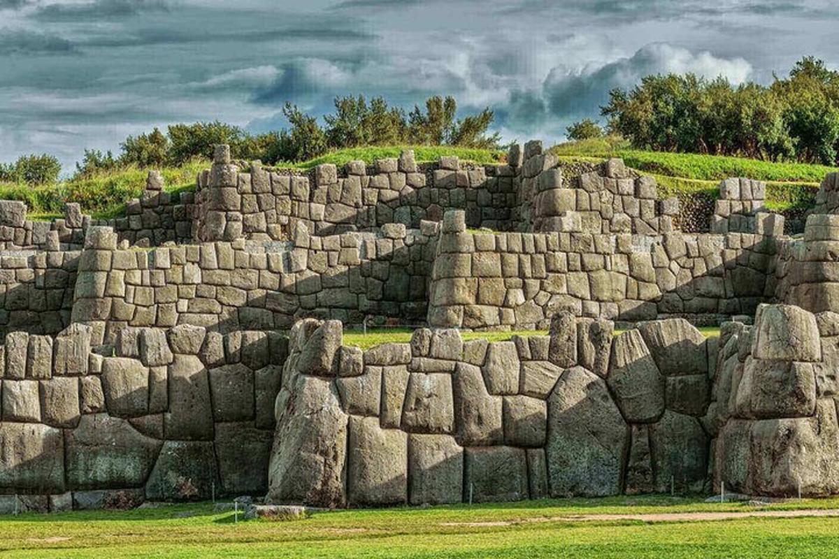 dinding batu besar dengan latar belakang bukit