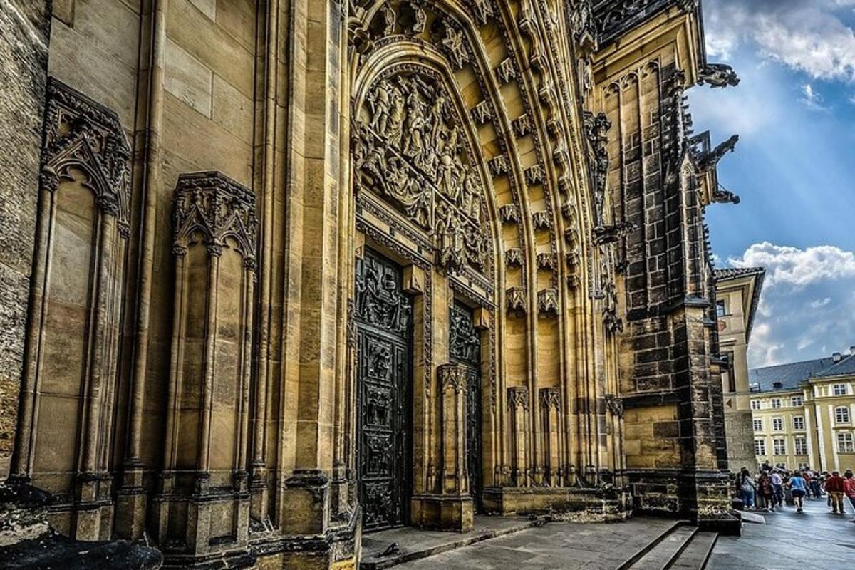 sebuah bangunan besar dengan pintu masuk besar ke katedral