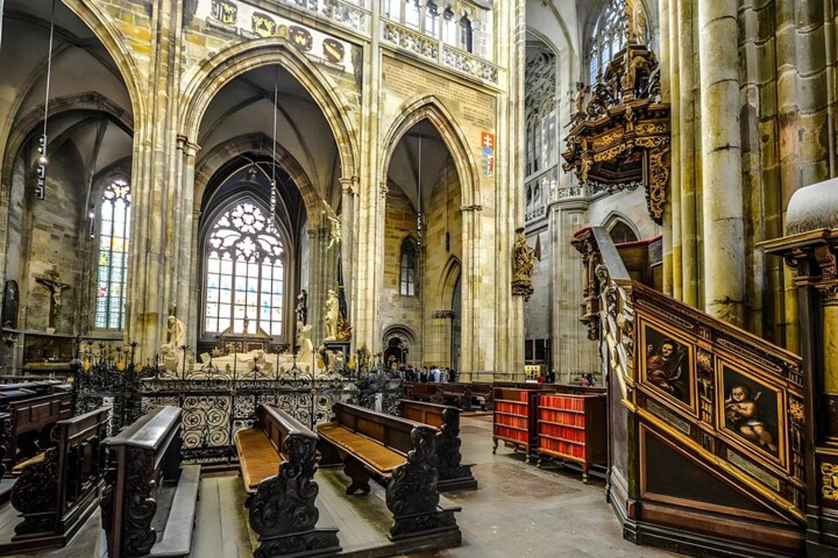 sebuah katedral besar dengan meja dan bangku di dalamnya