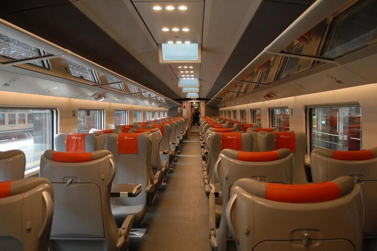 sebuah kereta api kosong dengan tempat duduk merah dan putih