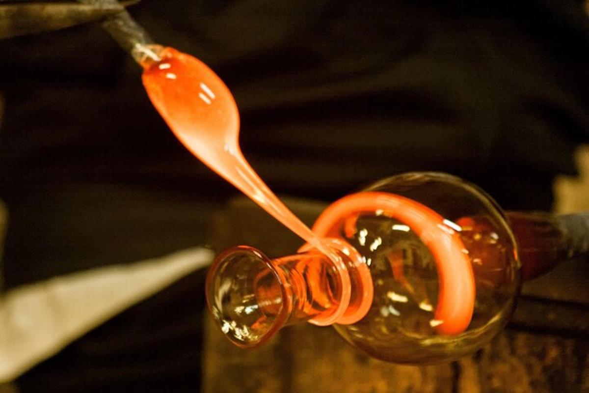 装有橙色液体的酒杯