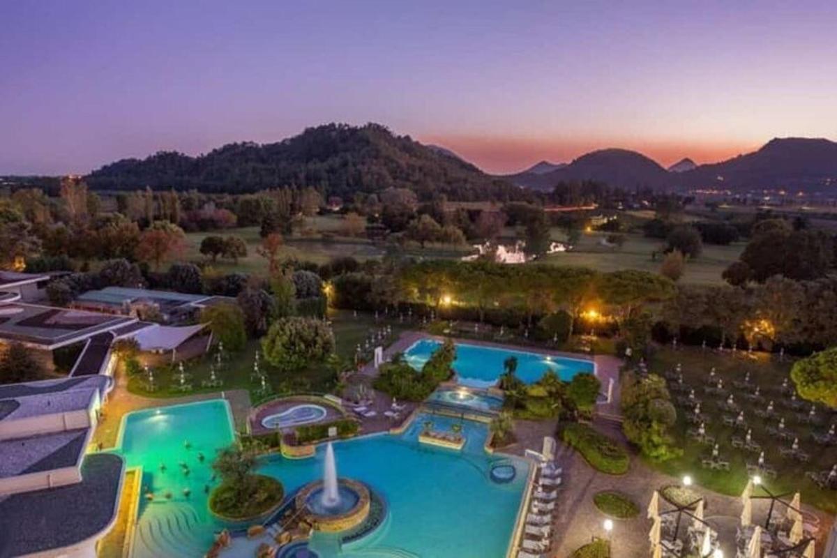 eine Luftaufnahme eines Resorts mit Pool