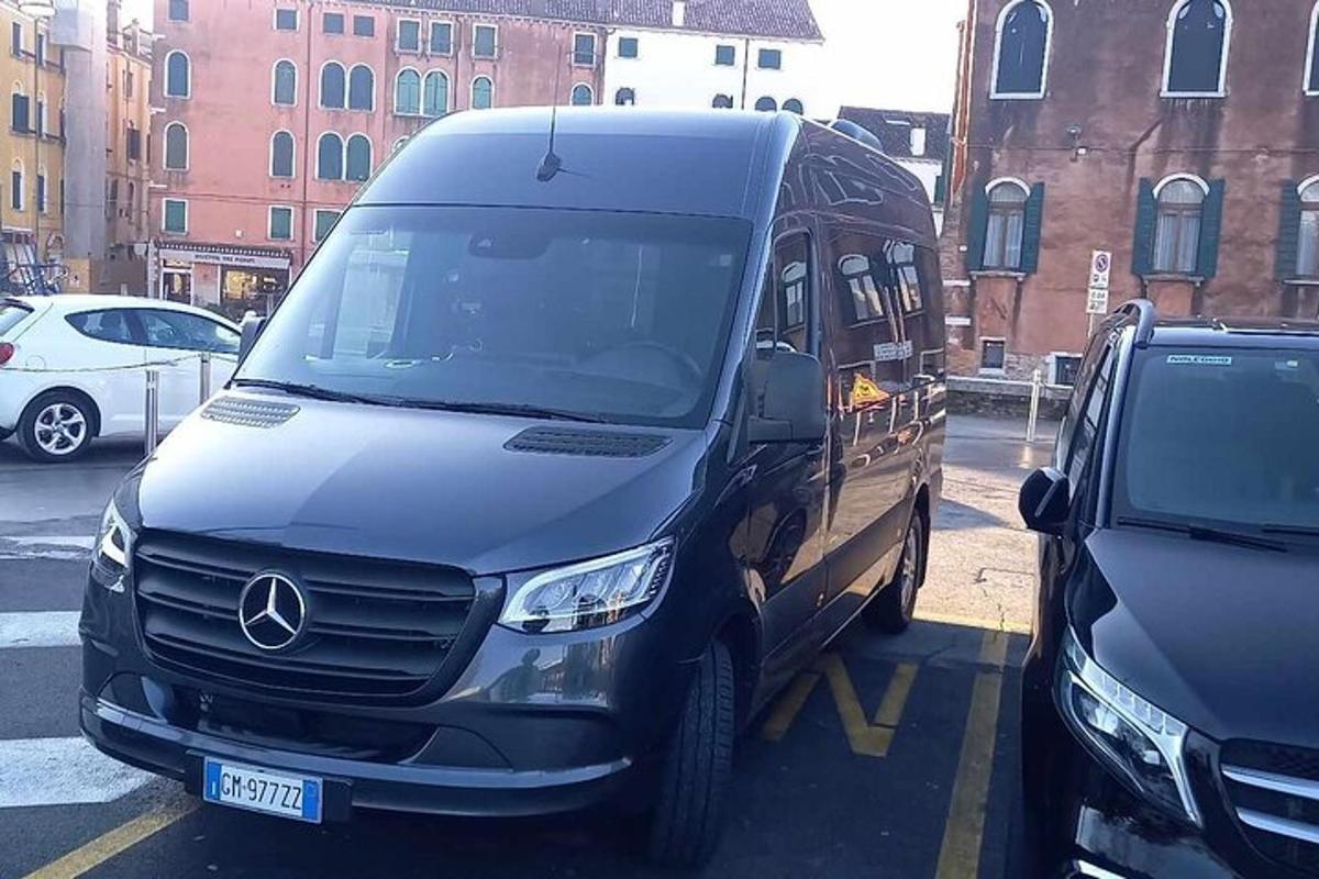 Una furgoneta está estacionada en un estacionamiento