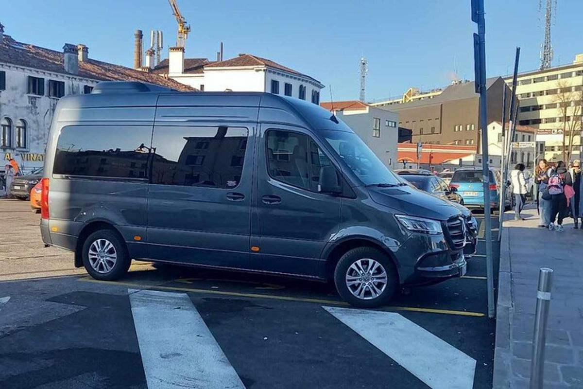 una camioneta azul estacionada en un estacionamiento