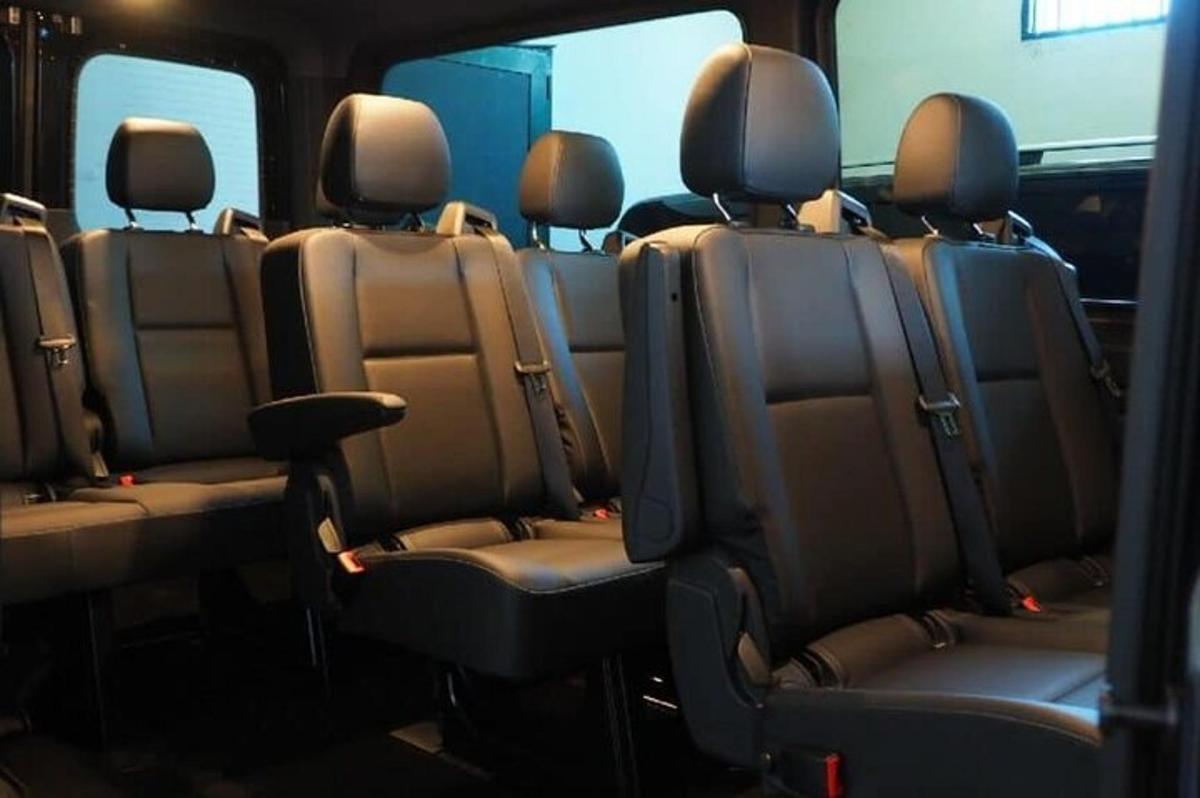 una fila de asientos vacíos en un autobús