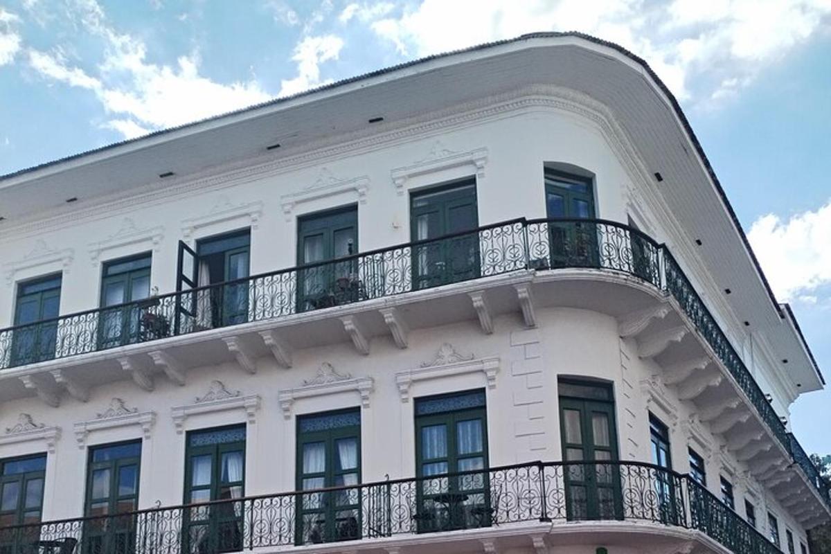 bela stavba z balkoni na vrhu