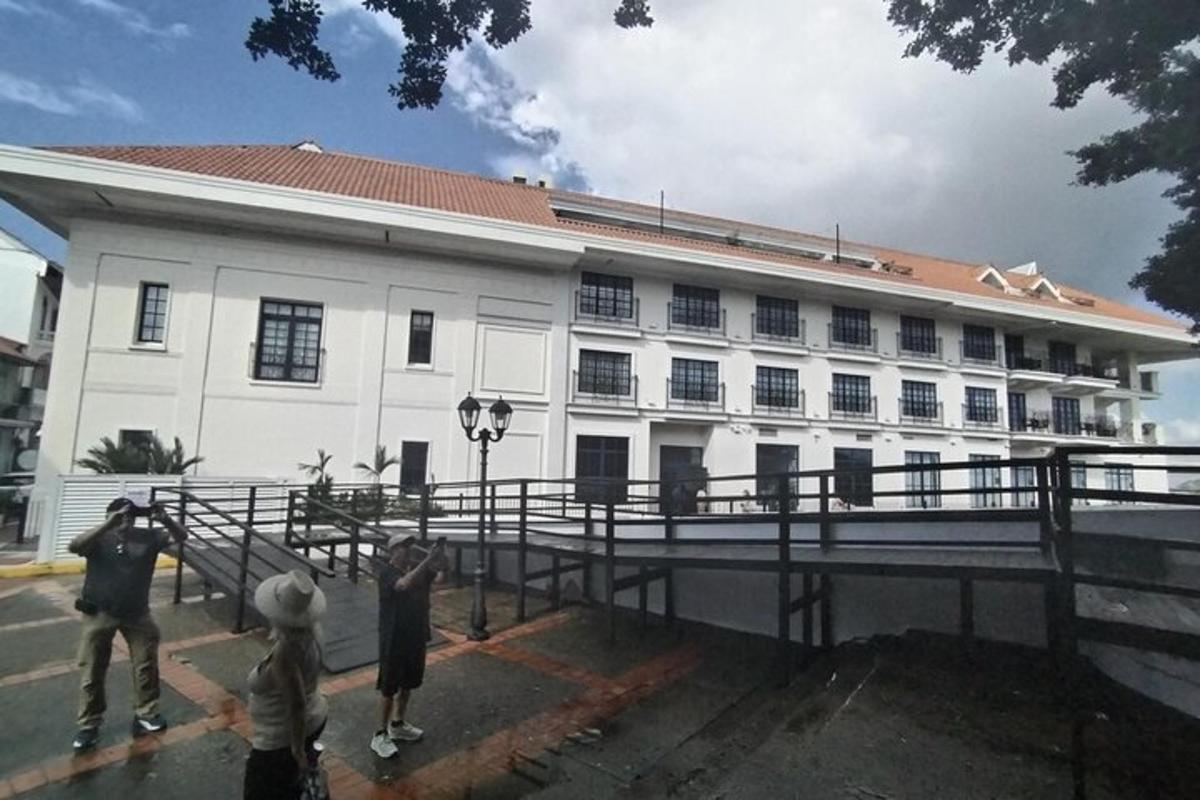 Un grupo de personas de pie frente a un edificio.