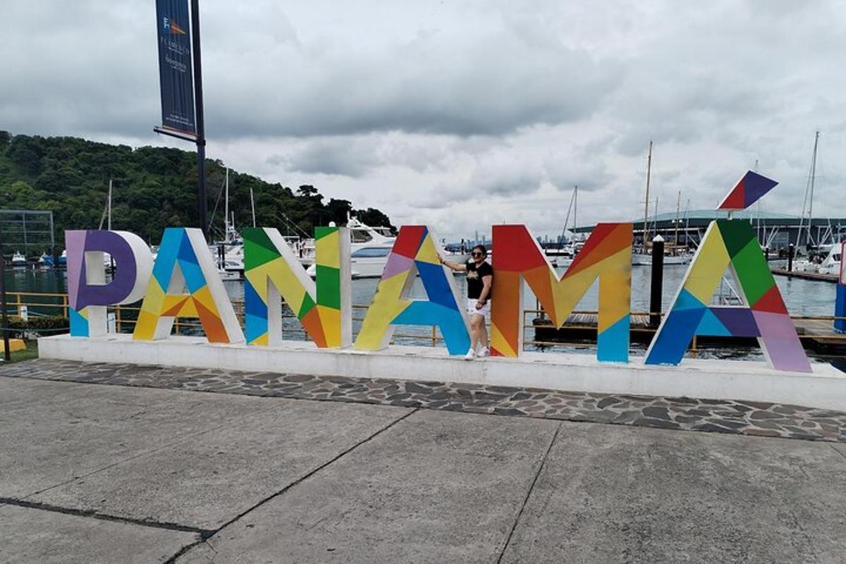 Una fila de carteles coloridos en una pared cerca de un puerto.