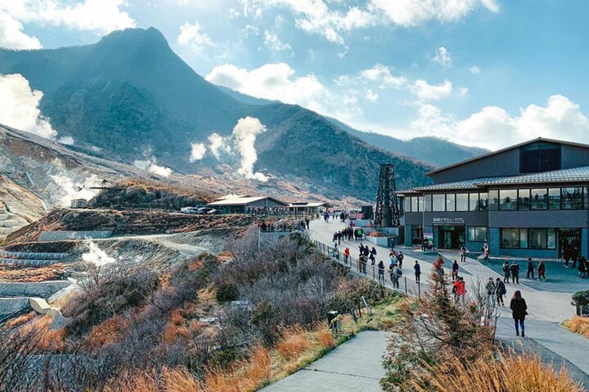 un gruppo di persone che camminano vicino a un edificio con una montagna