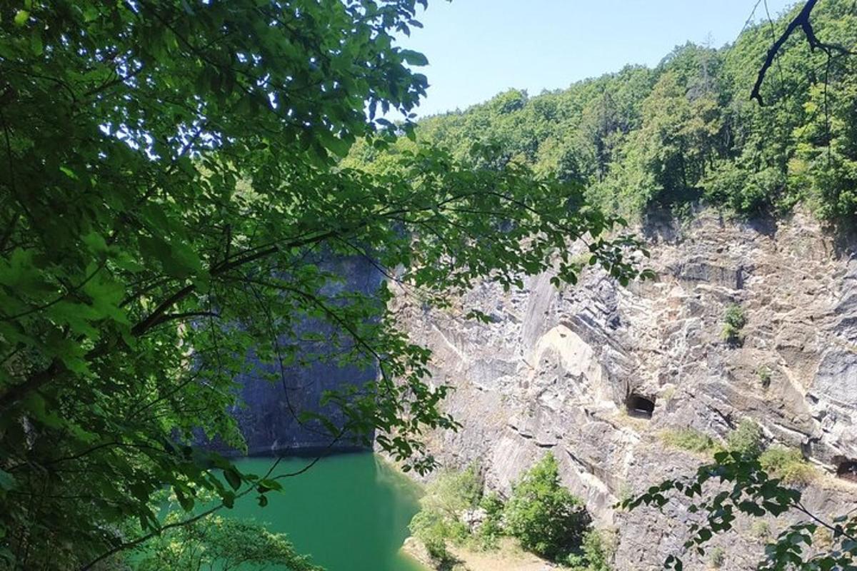 поглед на планину са воденом површином