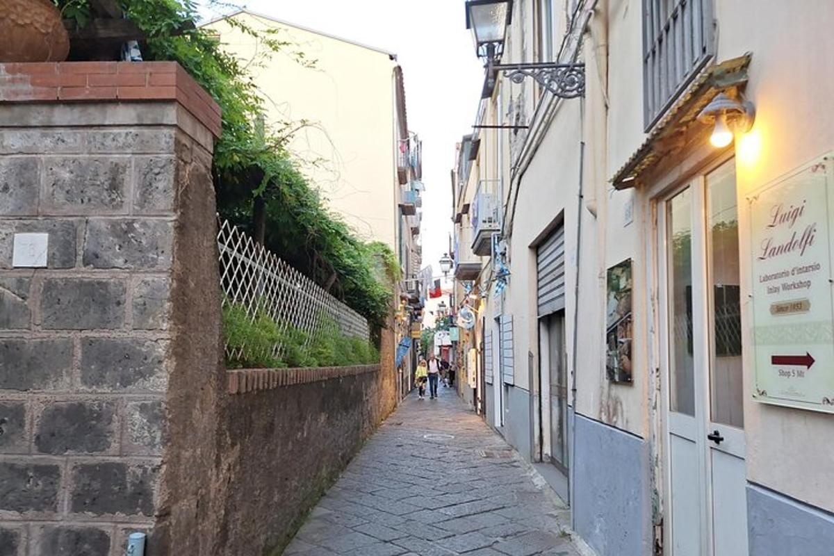 lorong dengan orang berjalan di jalan