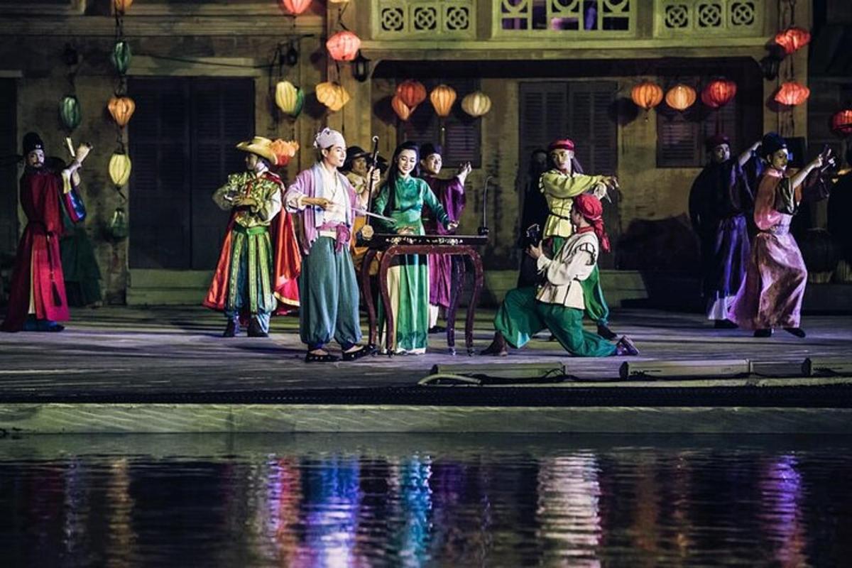 un gruppo di persone in costume su un palco