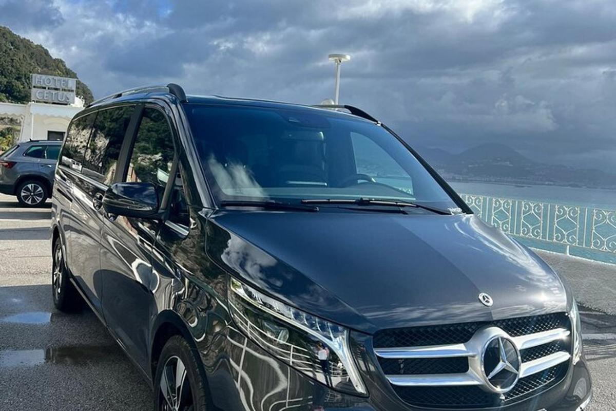 must auto pargitud ookeani lähedal asuvasse parklasse