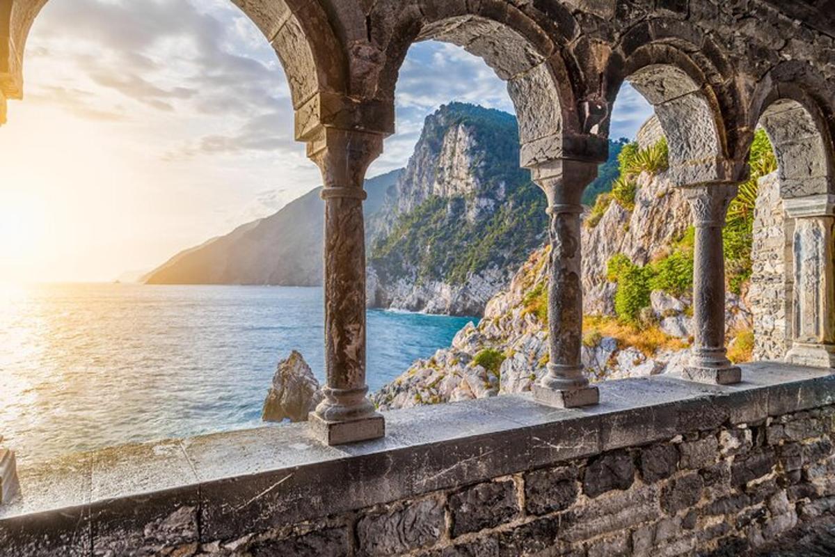 una vista della costiera amalfitana da una finestra del castello