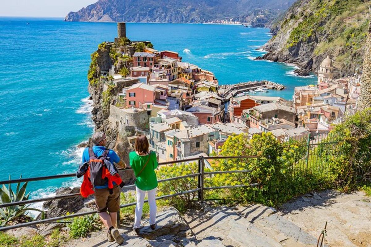 due persone che guardano la costiera amalfitana