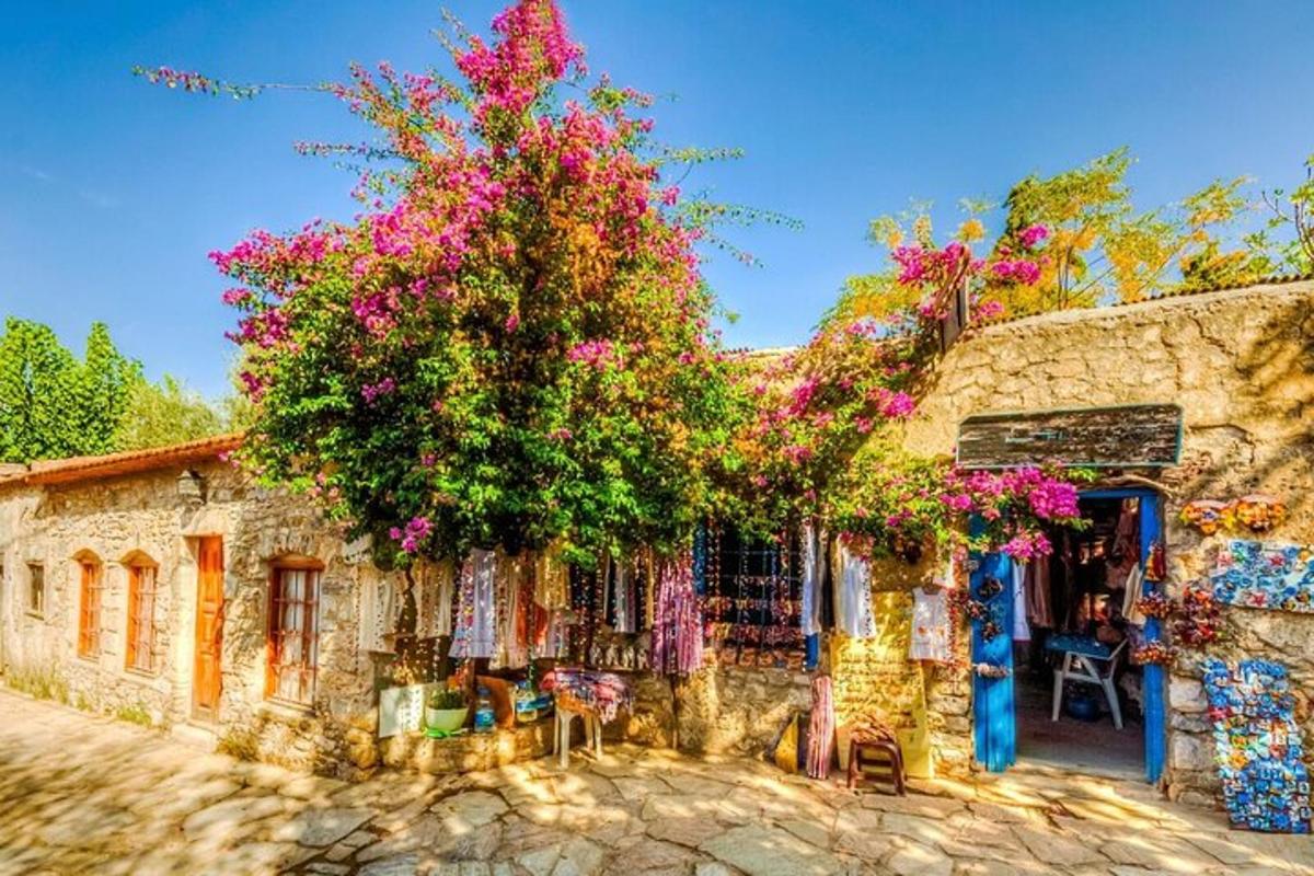 um edifício de pedra com uma árvore com flores rosas