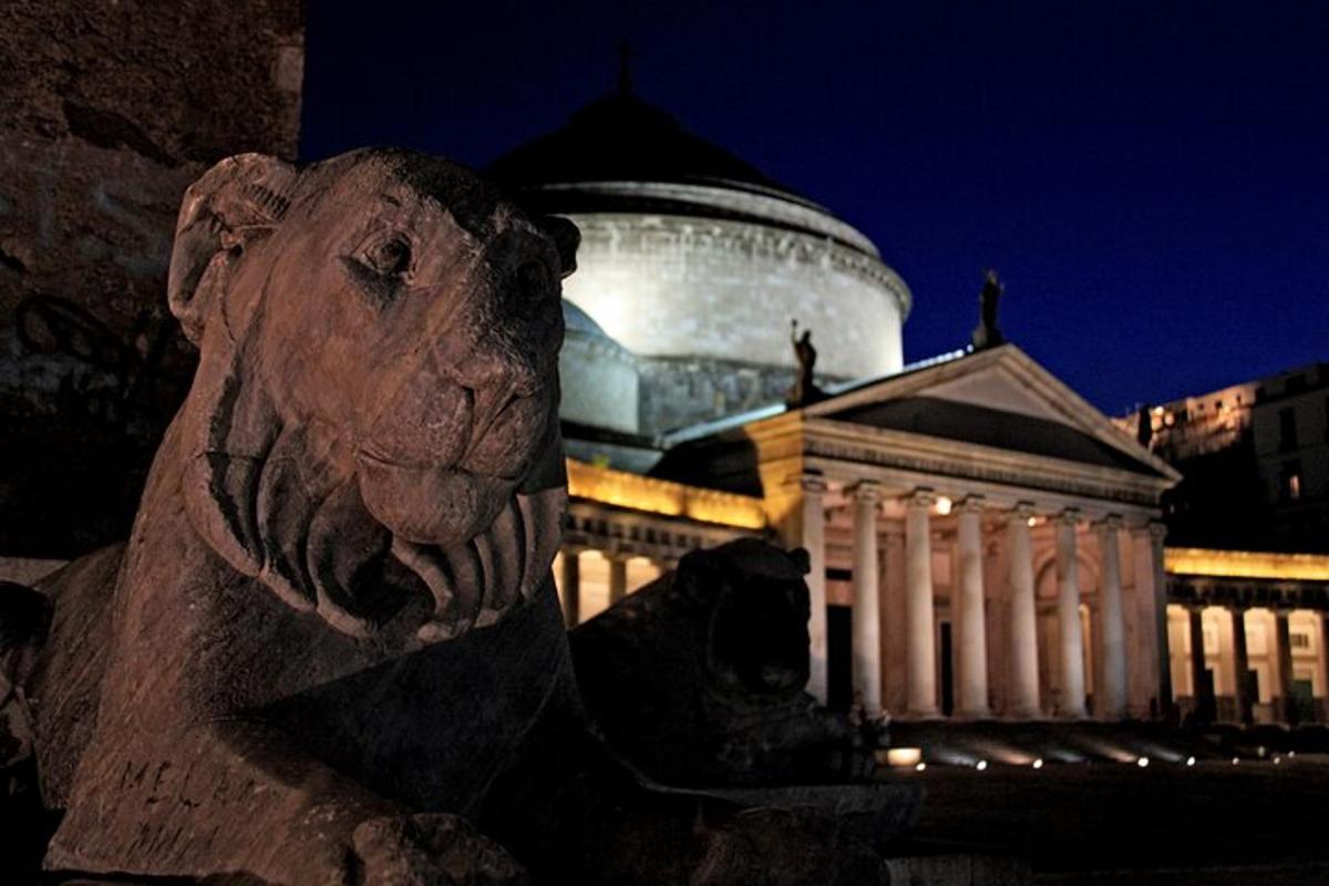 en statue av en løve foran en bygning