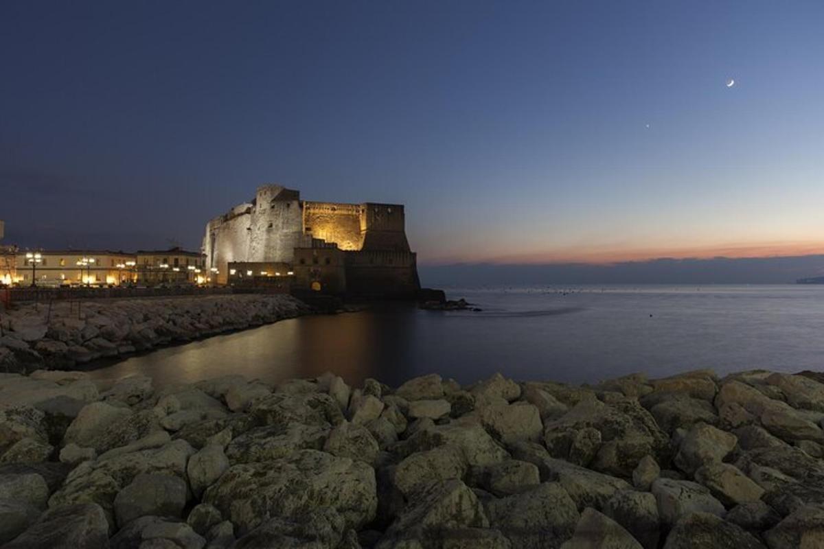 un castel pe malul apei noaptea