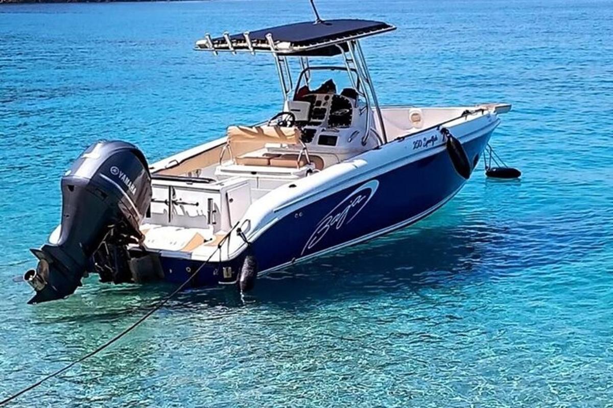 modrobílá loď ve vodě